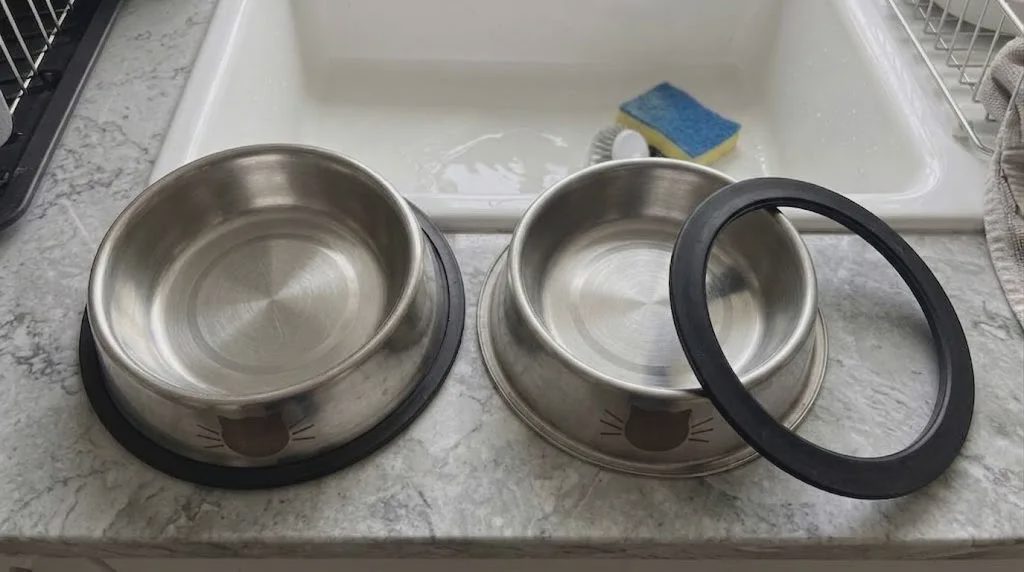 Removable rubber base on stainless steel cat bowls